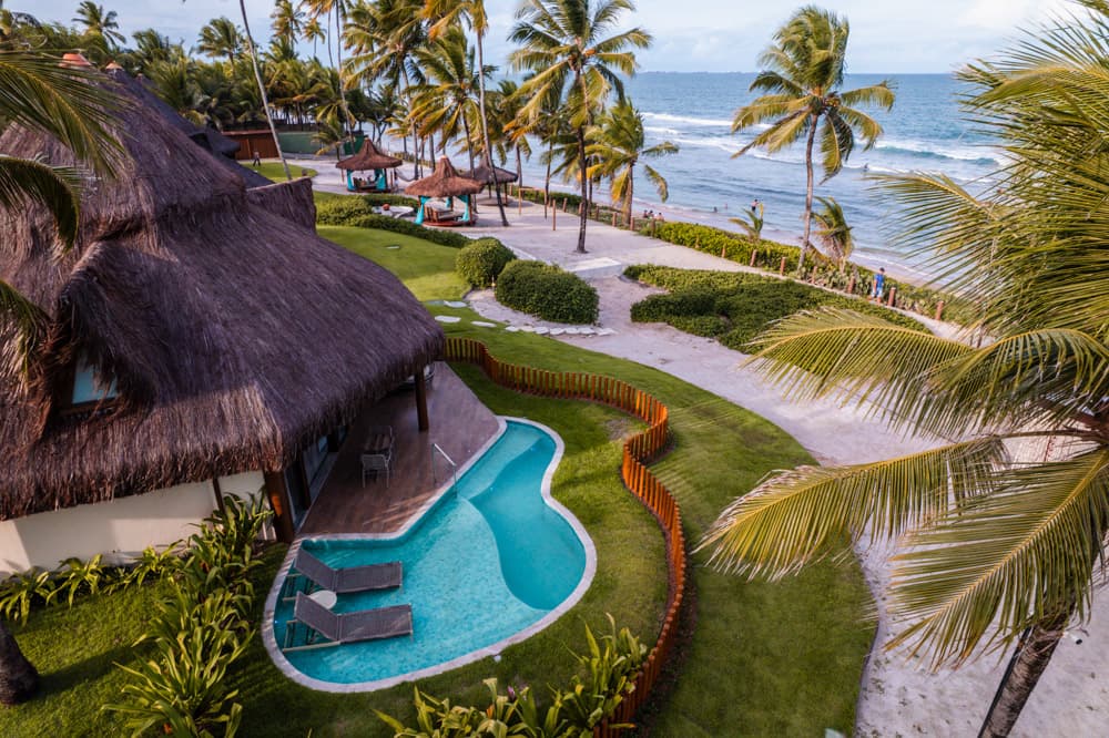 Resort selecionado pela curadoria do Veperia, com piscina e vista para o mar
